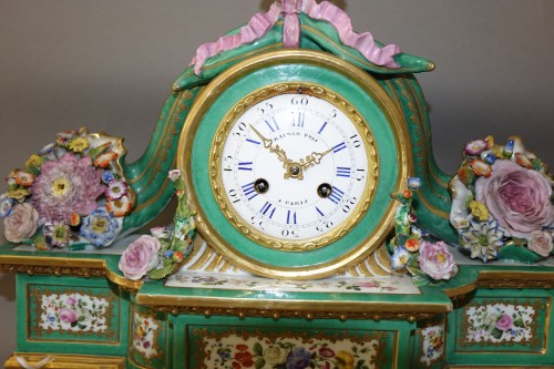 XIXe siècle - Pendule romantique en porcelaine peinte et dorée signée Raingo à Paris