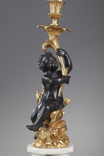 Paire de grands bougeoirs aux bébés, bronze et marbre - Hirsch Antiquités