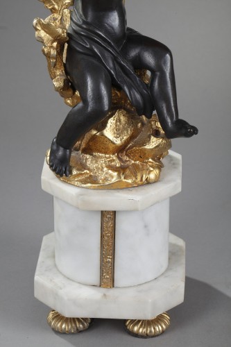 XIXe siècle - Paire de grands bougeoirs aux bébés, bronze et marbre