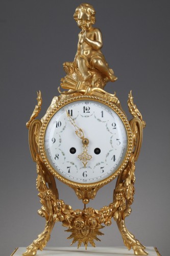 Pendule en marbre blanc et bronze doré à l'amour - Horlogerie Style 
