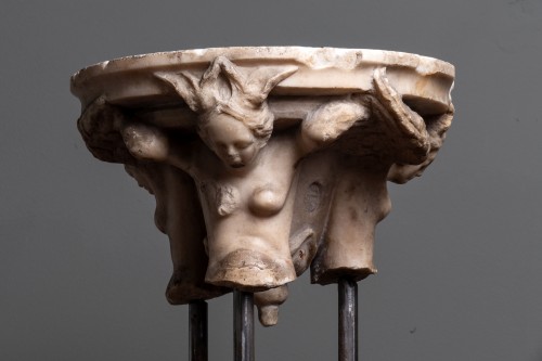 Chapiteau Renaissance Italienne avec figures mythologiques 15e siècle - Sculpture Style Moyen Âge