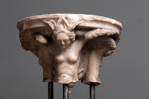 Sculpture Sculpture en Marbre - Chapiteau Renaissance Italienne avec figures mythologiques 15e siècle