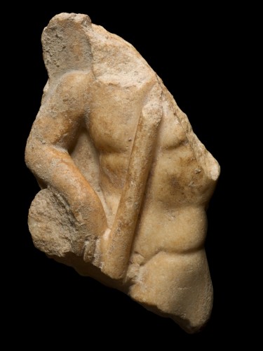 Archéologie  - Relief Romain en marbre d'un torse masculin, 2e / 3e siècle après J.-C.