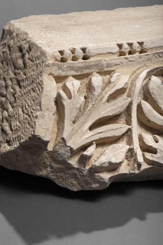 Archéologie  - Relief en marbre romain avec feuilles d'Achantus, 2e siècle après JC