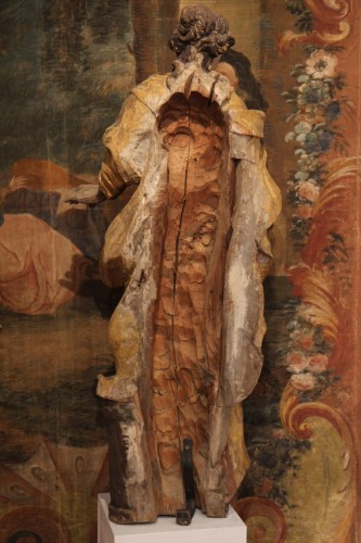 Sainte Barbe et Sainte Catherine, paire de statues début XVIIIe en bois sculpté, doré et laqué. - 