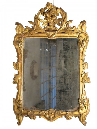 Miroir Louis XV en bois sculpté et doré, travail provençal du XVIIIe siècle