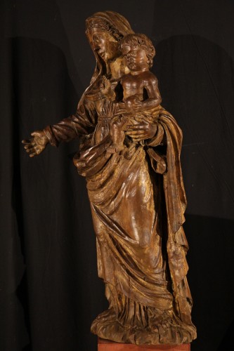 Vierge à l’Enfant en aulne, avec traces de polychromie, époque fin XVIIe début XVIIIe - Sculpture Style 