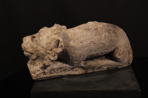 Sculpture romane XIIe, lion couché en pierre calcaire - Chatelan Antiquités