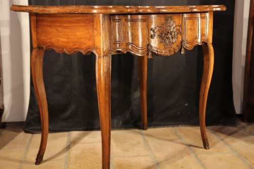 Table console arlésienne en bois de noyer - Chatelan Antiquités