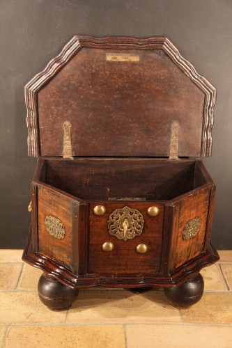 Coffre de voyage, en bois d’acajou. Travail Hispano-Flamand époque XVIIIe - Mobilier Style 