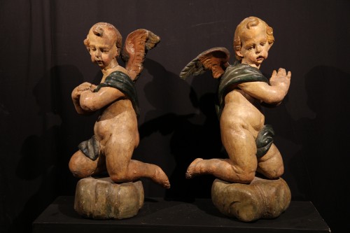 Paire d’anges adorateurs en bois polychromé, Alpes ( Tyrol ou Savoie) époque XVIIe siècle - Chatelan Antiquités