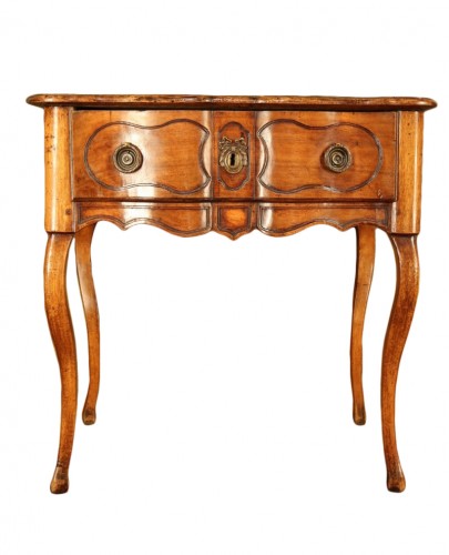 Petite table console dauphinoise du XVIIIe siècle en bois de noyer