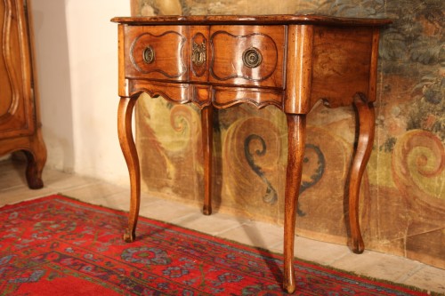 Petite table console dauphinoise du XVIIIe siècle en bois de noyer - Mobilier Style 