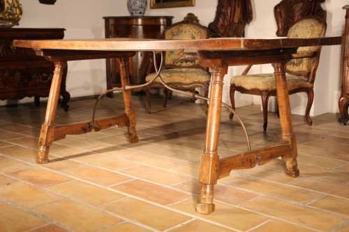 Table génoise en bois de noyer début XVIIIe - Mobilier Style 