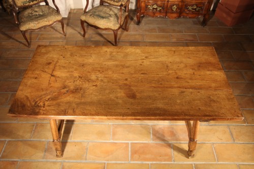 Mobilier Table & Guéridon - Table génoise en bois de noyer début XVIIIe