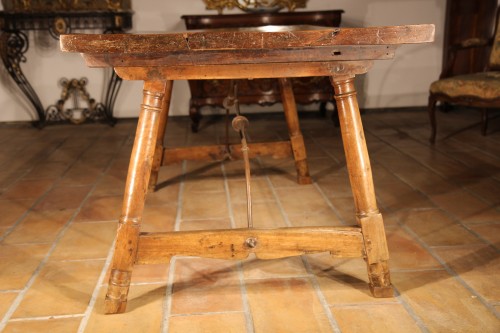 Table génoise en bois de noyer début XVIIIe - Chatelan Antiquités