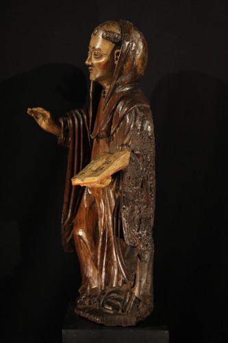 Saint Benoît en bois de noyer sculpté et polychrome, France XVIe siècle - Sculpture Style 