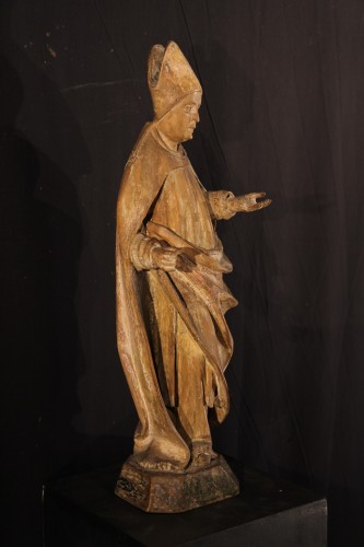 Saint évêque en bois de tilleul avec traces de polychromie, Travail rhénan du XVIe - Sculpture Style 