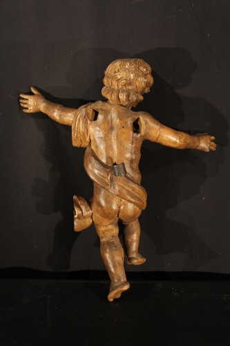 XVIIe siècle - Paire d’angelots en bois de tilleul sculpté et patiné. Epoque XVIIe