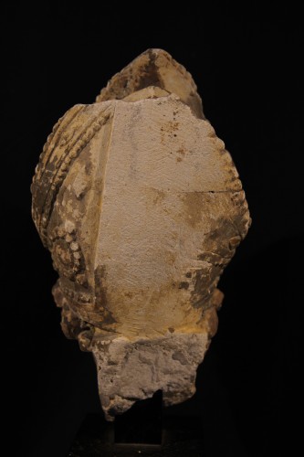 Tête d’évêque sculptée en pierre calcaire. Languedoc, époque début XVIe - 