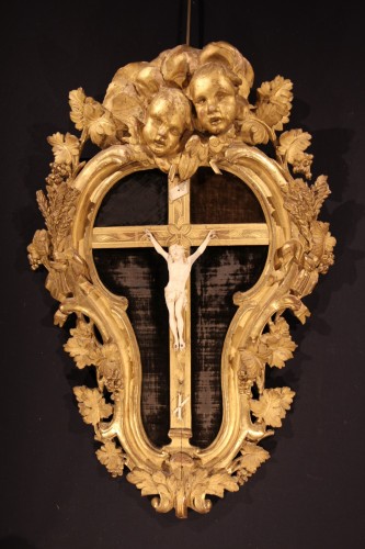 Crucifix. Christ en ivoire sculpté dans son encadrement d’époque début XVIIIe - Chatelan Antiquités