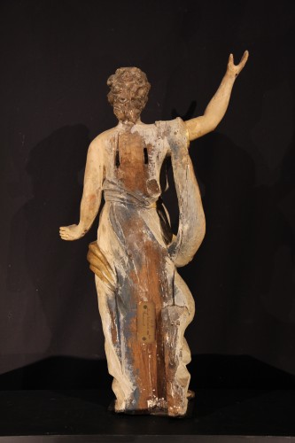  - Paire d’anges en bois de chêne sculpté, polychrome et doré. France début XVIIIe siècle