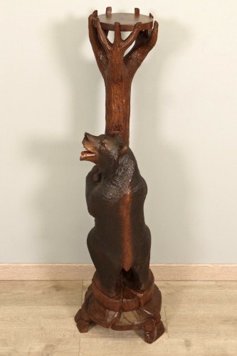 Objet de décoration  - Sellette en bois sculpté à décor d'un ours signée Ruef