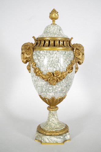 Paire de vases en marbre style Louis XVI - Objet de décoration Style Napoléon III