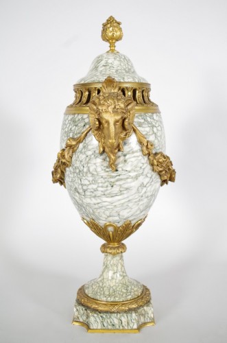Paire de vases en marbre style Louis XVI - Antiquités Saint Jean