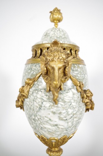 XIXe siècle - Paire de vases en marbre style Louis XVI