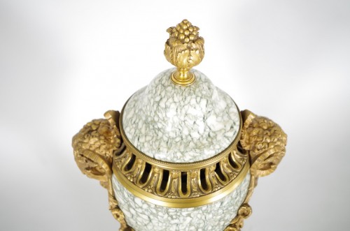 Napoléon III - Paire de vases en marbre style Louis XVI