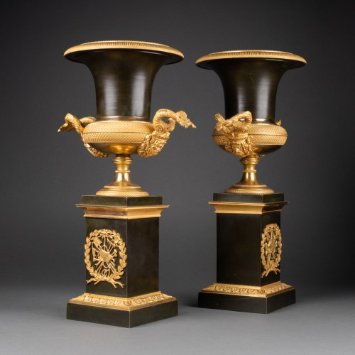 Objet de décoration  - Paire de vases Médicis en bronze patiné et doré Epoque Empire