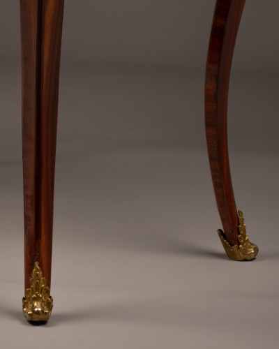 Antiquités - Table de salon Louis XV en placage de satiné