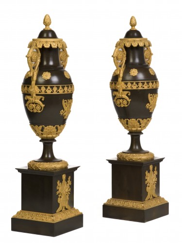 Paire de vases couverts en bronze patiné et doré Epoque Restauration - Objet de décoration Style Restauration - Charles X