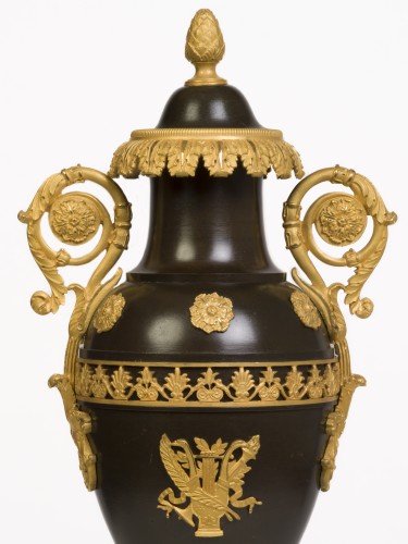 Objet de décoration Cassolettes, coupe et vase - Paire de vases couverts en bronze patiné et doré Epoque Restauration