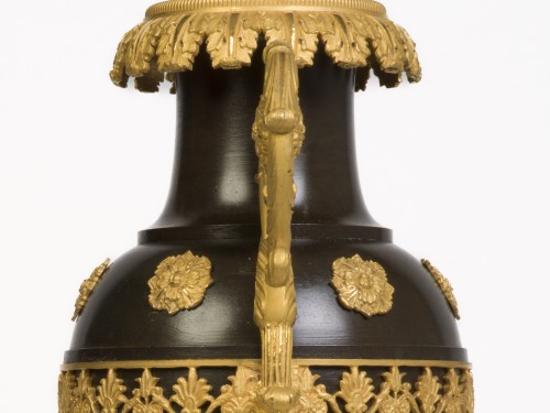 XIXe siècle - Paire de vases couverts en bronze patiné et doré Epoque Restauration