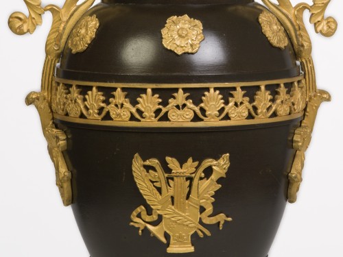 Restauration - Charles X - Paire de vases couverts en bronze patiné et doré Epoque Restauration