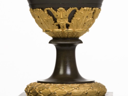 Antiquités - Paire de vases couverts en bronze patiné et doré Epoque Restauration