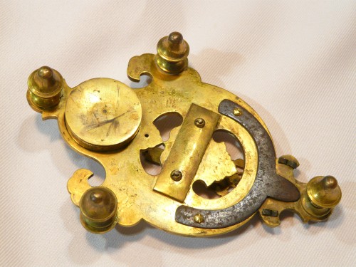 Boussole cadran solaire en bronze doré, émail et verre - Chine 18e Ateliers du Palais - Arts d