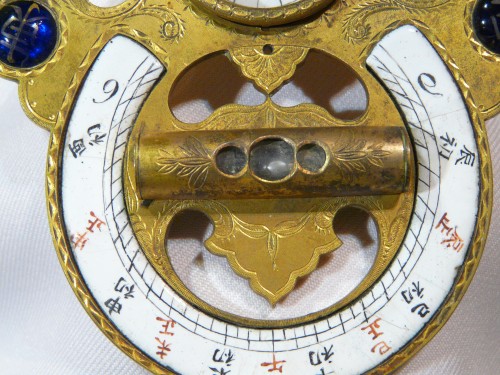 Boussole cadran solaire en bronze doré, émail et verre - Chine 18e Ateliers du Palais - 