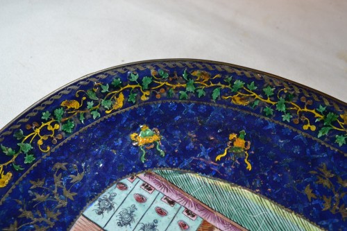 Plat en émail à décor de palais, Chine dynastie Qing - Arts d