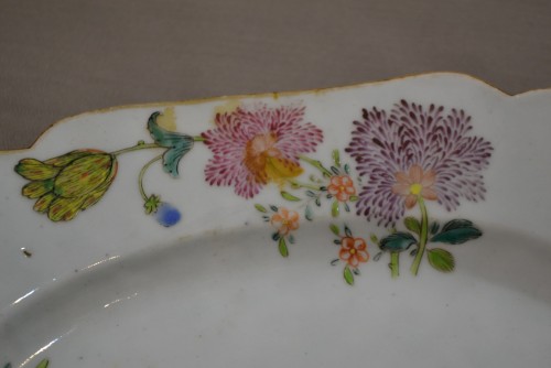 Céramiques, Porcelaines  - Plat en porcelaine de chine, Dynastie Qing règne de Qianlong