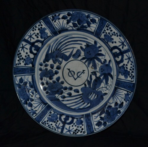 Plat en porcelaine d'Arita fin 17e V.O.C - Arts d