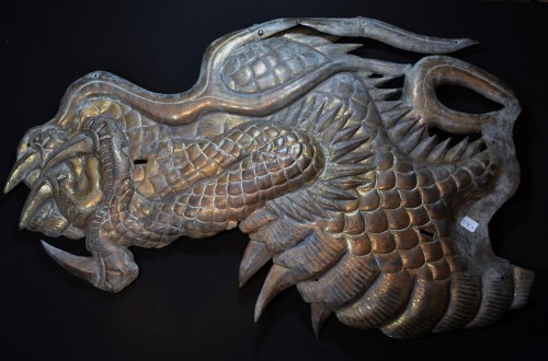 Colossal dragon Chinois en cuivre repoussé doré  - Arts d