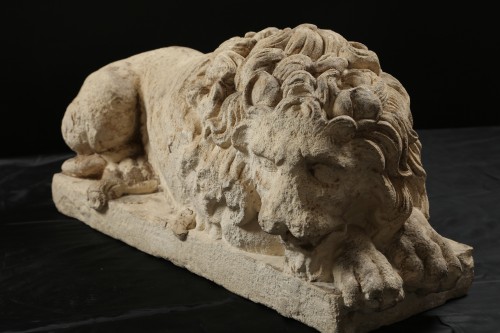 Paire de lions en Tuffeau 19e siècle - 