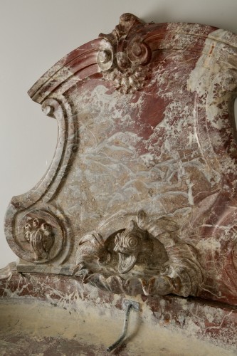 Matériaux & Architecture Eléments d'architecture - Fontaine murale en marbre Sarrancolin du dix-neuvième siècle