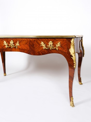 Bureau plat Louis XV en bois de violette - Costermans Antiquités