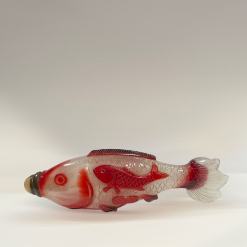 Tabatière en verre overlay rouge représentant un poisson, 19e siècle - Arts d