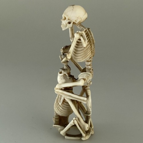 XIXe siècle - Okimono, deux squelettes buvant du saké, Japon 19e