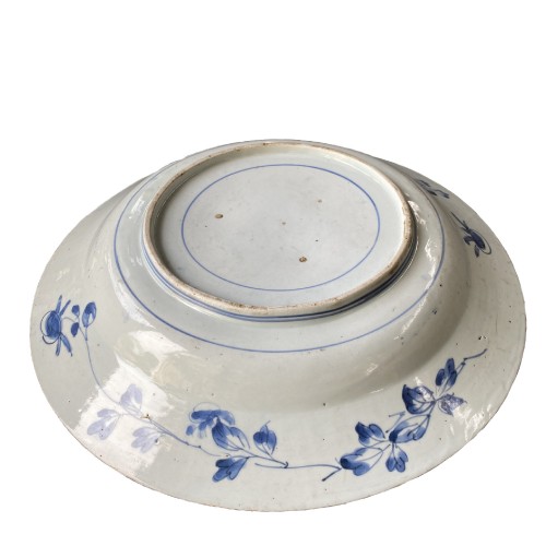 Japon, grand plat en porcelaine bleu blanc, 17e siècle - Arts d